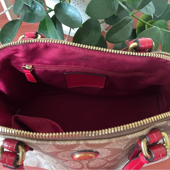 Coach logo crossbody hand bag with detachable crossbody strap. Like new. - Picture 4 of 8